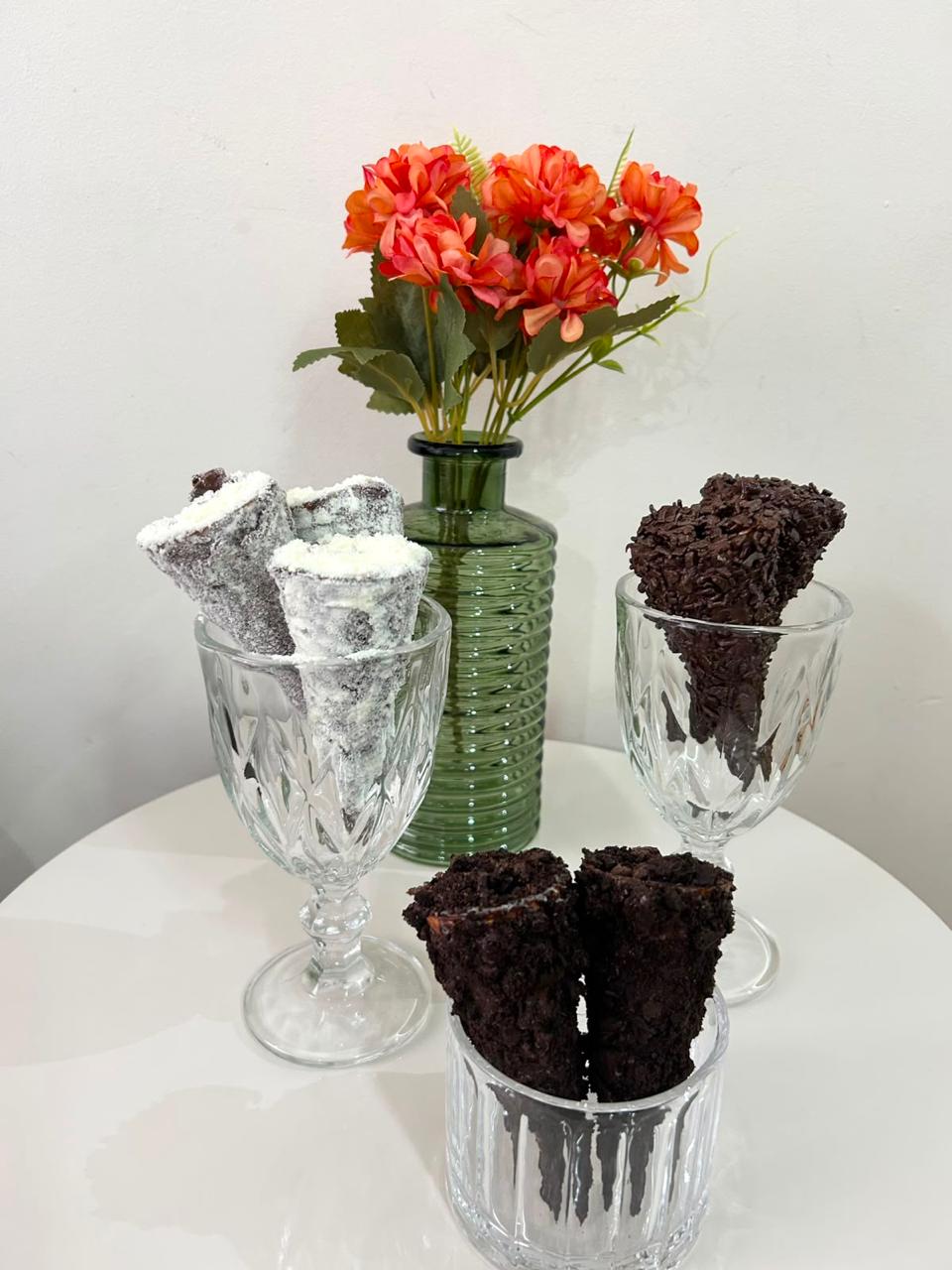 Cones trufados da Delicê Confeitaria decorados à mão
